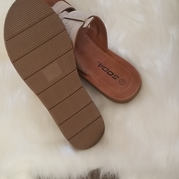 Sandals New in Box Size 8.5 - Picture 3 of 4